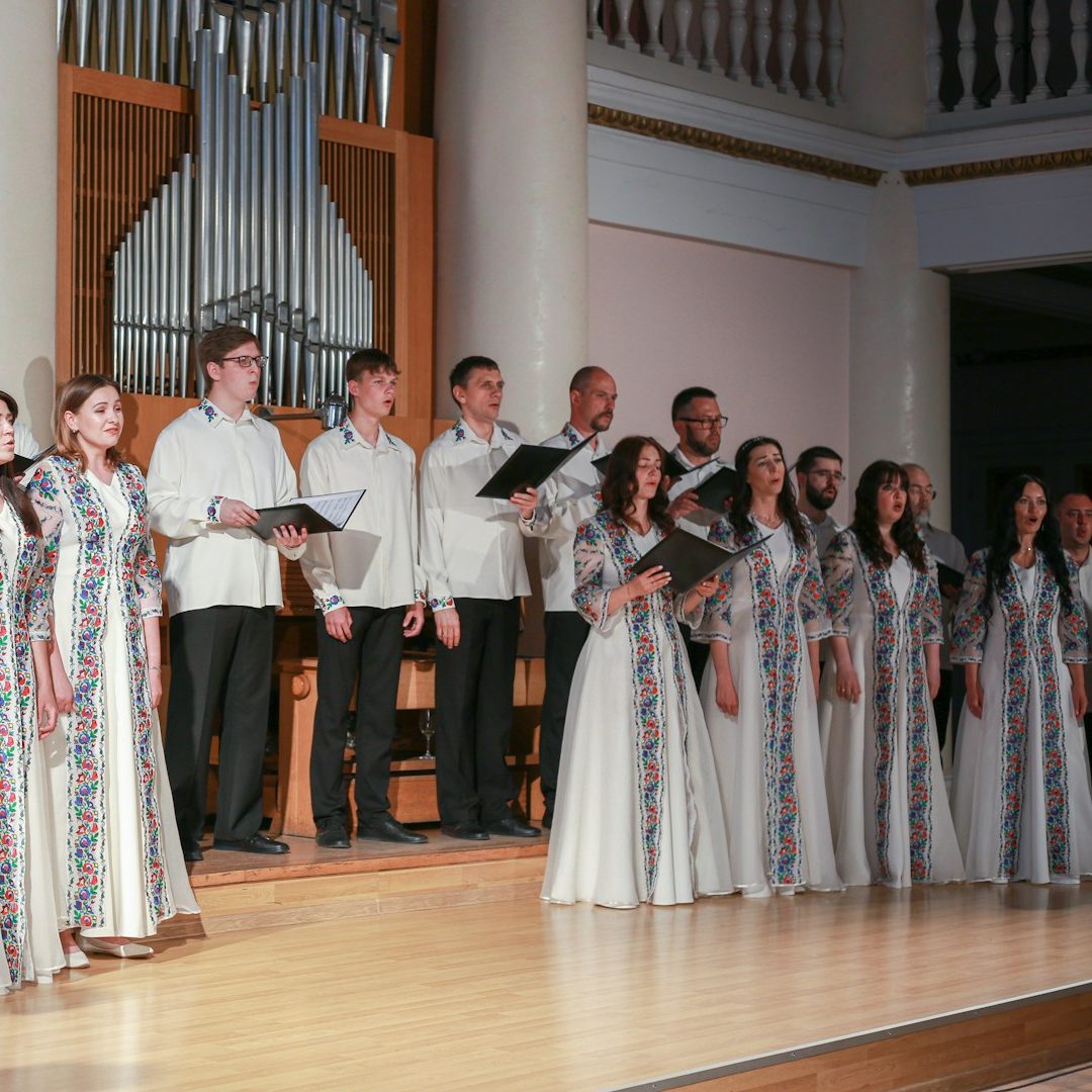 Solo im Chor Die Solistin singt im Chor.